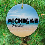 Grote Meren Beach Michigan Kerstmis Keramisch Ornament<br><div class="desc">Michigan Kerstkeramisch sieraadje - Deze unieke kerstversiering is geweldig voor iedereen uit de grote staat Michigan. - Onze mooie kerstsieraden zijn een geweldig cadeau. Als je ze eenmaal ziet, wil je er eentje voor jezelf houden. - Gepersonaliseerde familieversiering* - Pas getrouwd voor sierdoeleinden* - nieuwe thuiscadeaus* - Homesick voor Michigan...</div>