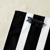 Grote mode zwart-witte strepen monogrammed strandlaken (In situ)