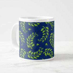 Grote mok met groene bladeren op blauwe ondergrond