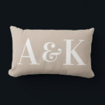 Grote monogram initiaal op effen kleur kussen<br><div class="desc">Deze eenvoudige en stijlvolle sierkussen heeft een effen zachte beige achtergrond met grote monogram initialen. U kunt het kussen personaliseren met uw eigen initialen of tekst. Het is perfect om een pasgetrouwd stel,  kinderen of een gezin te vertegenwoordigen.</div>