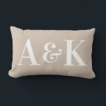 Grote Monogram-Initialen op vaste kleuren Kussen<br><div class="desc">Deze eenvoudige en stijlvolle werpkussens bieden een solide kleuren zachte beige achtergrond met grote monogram initialen. U kunt het kussen personaliseren om uw eigen douane initialen of tekst te omvatten. Het is perfect voor het representeren van een nieuw paar, kinderen of een gezin.</div>