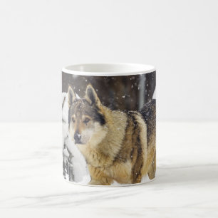 Grote mooie grijze Wilde Wolf in sneeuwkoffie Mok