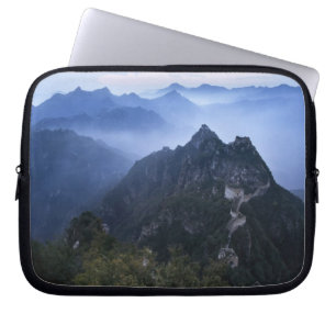 Grote Muur in de vroege ochtendnevel, China Laptop Sleeve