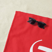 Grote naam in het wit op donkerdieprood strandlaken (In situ)