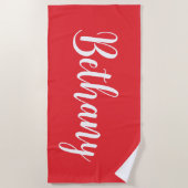 Grote naam in het wit op donkerdieprood strandlaken (Voorkant)