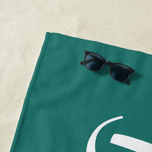 Grote naam in het wit op Donkere Aqua Blue Strandlaken (In situ)