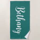 Grote naam in het wit op Donkere Aqua Blue Strandlaken (Voorkant)