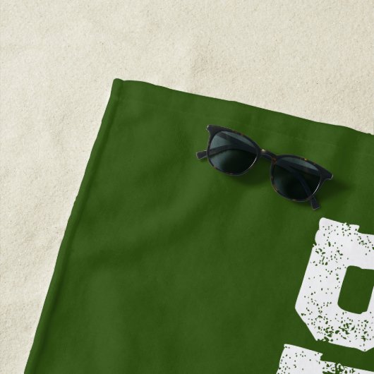 Grote naam in het wit op donkergroene Emerald Strandlaken (In situ)