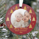 Grote Oma Kerstmis Foto Rood en Goud Ornament<br><div class="desc">Aangepaste foto Kerst ornament in rood met gouden kerstbomen en bewerkbare bewoordingen. De fotosjabloon is ingesteld voor u om een van uw favoriete afbeeldingen afbeeldingen toe te voegen, die zal worden omlijst met goudbomen en sterren. De huidige formulering luidt Merry Christmas Great Grandma 20xx en u kunt dit naar wens...</div>