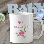 Grote oma om nieuwe baby meisje brouwen roze koffiemok<br><div class="desc">Zwangerschapsaankondiging mok voor een geweldige oma te zijn. Deze mok luidt: "Een baby meisje is aan het brouwen .. verwacht haar te zien [maand jaar]" en aan de andere kant heeft het "geweldige oma om te zijn". De formulering is bewerkbaar, als de nieuwe overgrootmoeder bijvoorbeeld nanna of gee wil worden...</div>