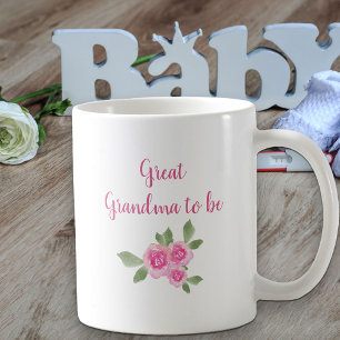 Grote oma om nieuwe baby meisje brouwen roze koffiemok