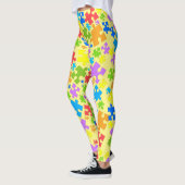 Grote paaskleurautisme puzzelstukjes op gele gloed leggings (Links)
