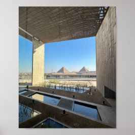 Grote piramide gezien vanuit het Grand Egyptian mu Poster