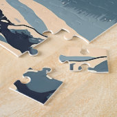 Grote pyreneeën in het besneeuwde bos tijdens zons legpuzzel (Zijkant)