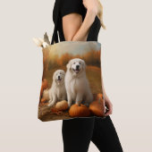 Grote Pyreneeën Puppy Herfst Delight Pompoen Tote Bag (Dichtbij)