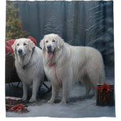 Grote Pyreneeën Snowy Sleigh Kerst Decor Douchegordijn (Voorkant)