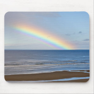 Grote regenboog boven de Stille Oceaan bij Muismat