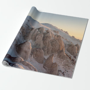 GROTE ROCK-FORMATIES DIE MET SNEEUW WORDEN GEDEKT CADEAUPAPIER