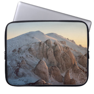 GROTE ROCK-FORMATIES DIE MET SNEEUW WORDEN GEDEKT LAPTOP SLEEVE