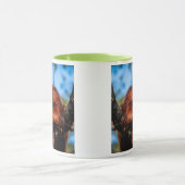 Grote rode aap geperst in een tropische boom. mok (Midden)