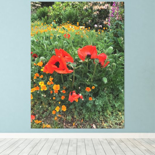 Grote rode klaprozen in een Engelse tuin Canvas Afdruk (Insitu (Houten vloer))