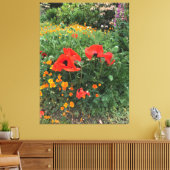 Grote rode klaprozen in een Engelse tuin Canvas Afdruk (Insitu (Woonkamer))