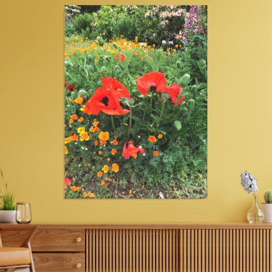 Grote rode klaprozen in een Engelse tuin Canvas Afdruk (Insitu (Woonkamer))