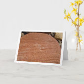 Grote rode rots, stenen achtergrond kaart (Gele Bloem)