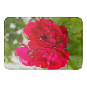 Grote rode rozen in de tuin badmat