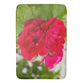 Grote rode rozen in de tuin badmat (Voorkant Verticaal)