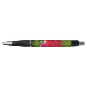 Grote rode rozen in de tuin pen