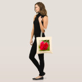 Grote rode rozen in de tuin tote bag (Voorkant (model))