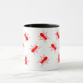 Grote rode vuurmieren zwermen over de hele Cartoon Mok (Midden)