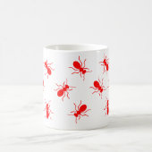 Grote rode vuurmieren zwermen over de hele Cartoon Mok (Center)