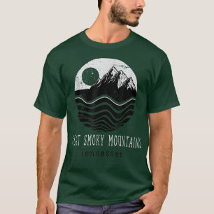 Grote rokergebergte  met een wandelende kampingpen t-shirt