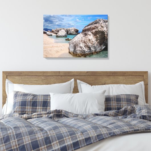 Grote rotsen bij Cala Mariolu strand canvas print (Insitu (Slaapkamer))