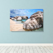 Grote rotsen bij Cala Mariolu strand canvas print (Insitu (Houten vloer))