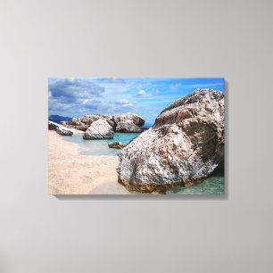 Grote rotsen op het strand van Cala Mariolu Canvas Afdruk