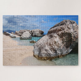 Grote rotsen op het strand van Cala Mariolu op het Legpuzzel
