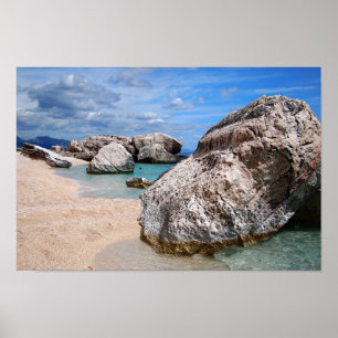Grote rotsen op het strand van Cala Mariolu op Sar Poster