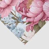 Grote roze bloemen met delicate blauwe tissuepapier (Detail)