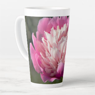 Grote roze pioen bloemen in de lente dag foto latte mok