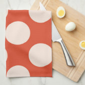 Grote roze pokkencirkels op rood theedoek (Quarter Fold)