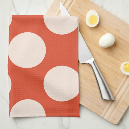 Grote roze pokkencirkels op rood theedoek (Quarter Fold)