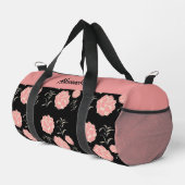  grote roze rozen met bladeren op zwart plunjezak (Rechterhoek)