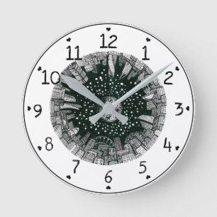 Grote stad onder de maan zwart-wit ronde klok