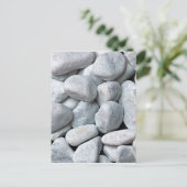 Grote stapel grijze en witte stenen van het strand briefkaart (Staand voorkant)