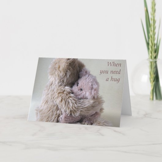 Grote teddybeer houdt kleine beren knuffel vast kaart (Voorkant)