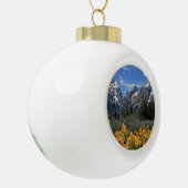 Grote Tetongebergte met gele bloemen Keramische Bal Ornament (Links)