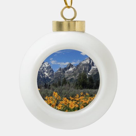 Grote Tetongebergte met gele bloemen Keramische Bal Ornament (Voorkant)